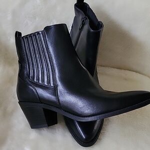 NWOT UNISA Women Unzydn-R Ankle Booties. Size 8.5 M.